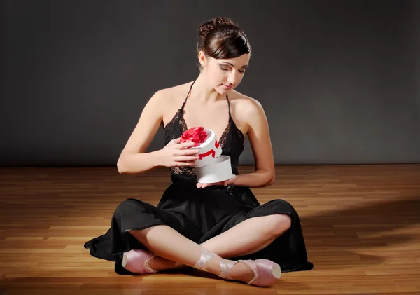 Ballerina med gåva — Stockfoto