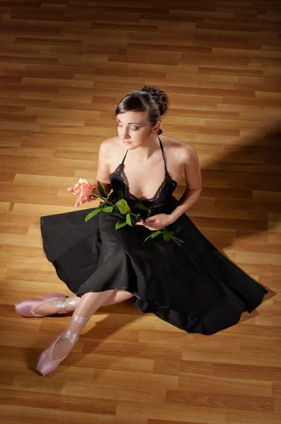 Bailarina con Rosa —  Fotos de Stock