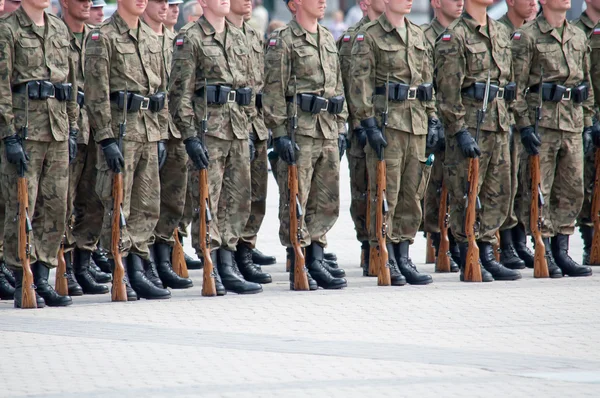 Στρατιώτες κατά τη διάρκεια το τρυπάνι στην πλατεία — Φωτογραφία Αρχείου