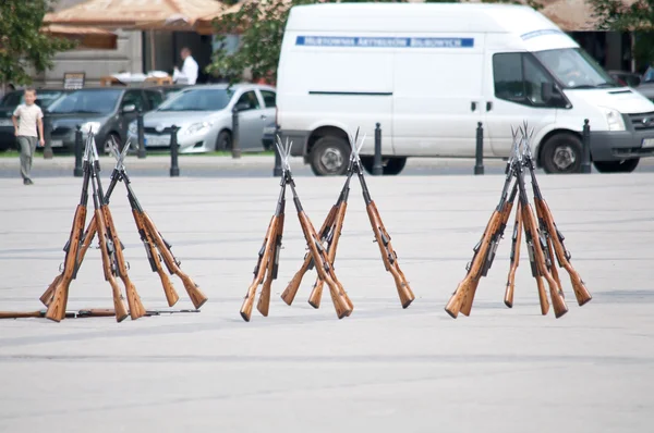 Zbraně, které jsou uspořádány na náměstí — Stock fotografie