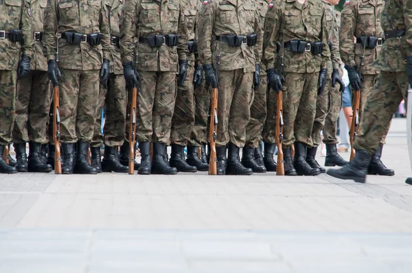 광장에서 훈련 도중 군인 — 스톡 사진