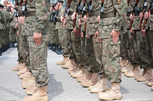 광장에서 훈련 도중 군인 — 스톡 사진