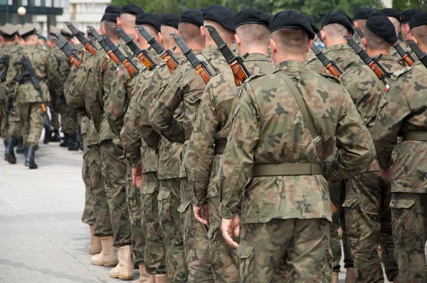 Soldados durante el ejercicio en la plaza — Foto de Stock