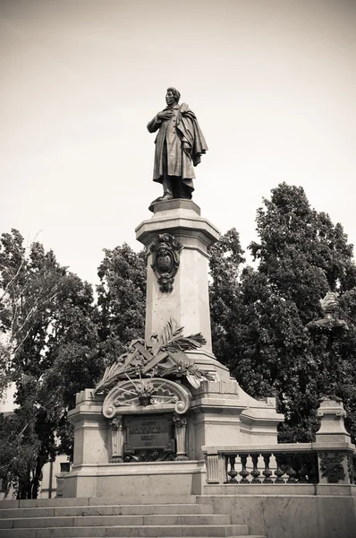 Monumento del poeta Adam Mickiewicz en Varsovia, Polonia — Foto de Stock