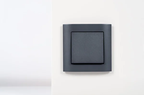 Beyaz duvar üzerinde siyah ışık anahtarı — Stok fotoğraf