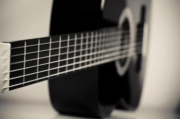 Чорний акустична гітара — стокове фото