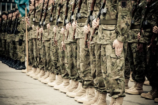 Солдаты во время учений на площади — стоковое фото