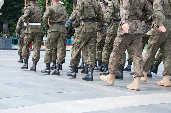 Soldats pendant l'exercice sur la place — Photo