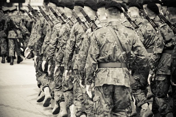 Żołnierze podczas wiercenia na placu — Zdjęcie stockowe