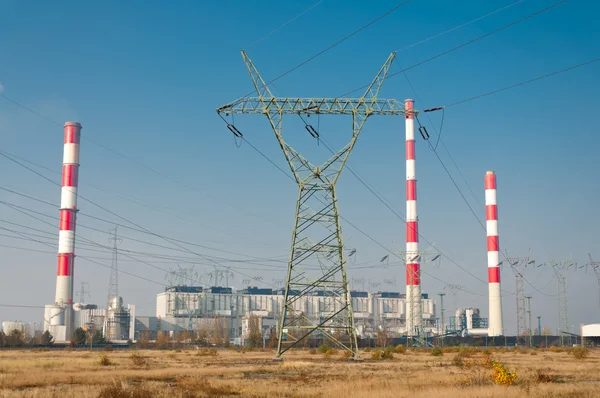 Kraftverket pyloner och kraftledningar — Stockfoto