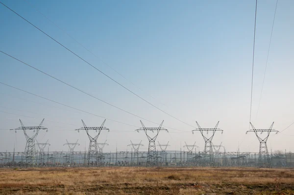 主塔和传输电源线 — 图库照片