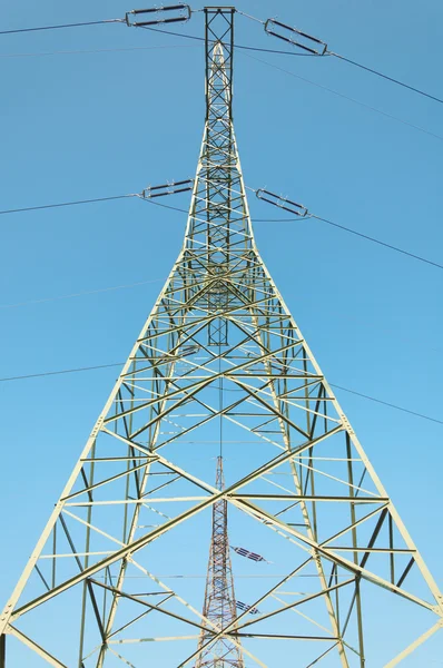 Pylon i transmisji linie energetyczne — Zdjęcie stockowe
