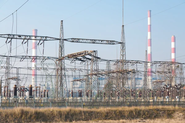Elektriciteitscentrale pylonen en elektrische leidingen — Stockfoto