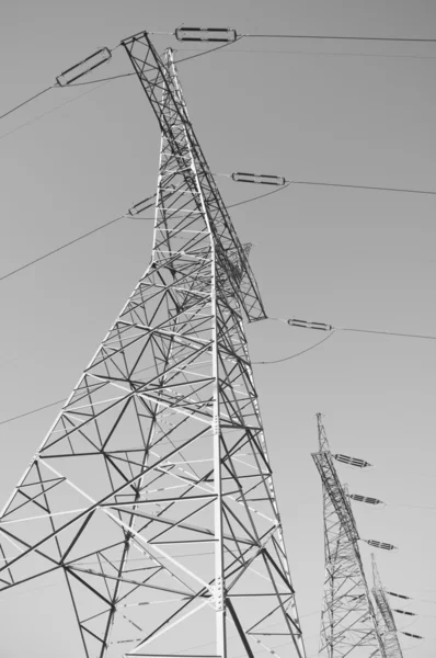 パイロンと伝送電力線 — ストック写真