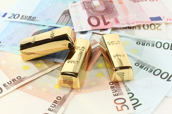 Goudstaven en euro — Stockfoto