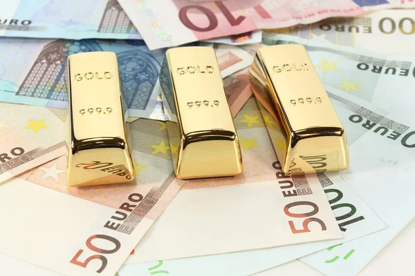 Altın külçeleri ve euro — Stok fotoğraf