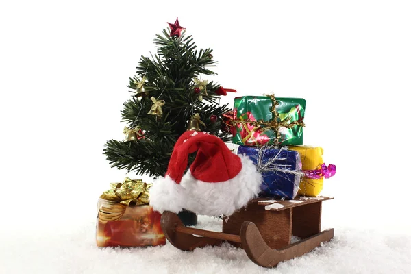 Έλκηθρο και δώρα κάτω από το χριστουγεννιάτικο δέντρο — Φωτογραφία Αρχείου