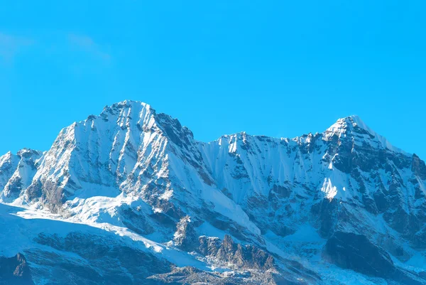 Ψηλά βουνά, σκεπάζεται από τα χιόνια. — Φωτογραφία Αρχείου