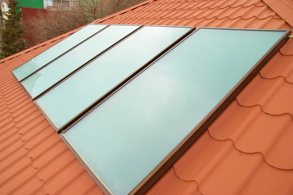 Solaranlage zur Warmwasserbereitung — Stockfoto