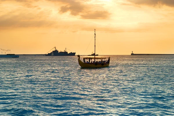 Barca împotriva apus de soare — Fotografie, imagine de stoc