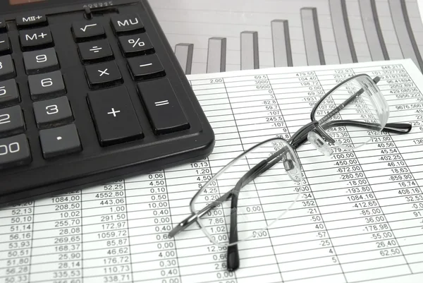 Glasögon och miniräknare — Stockfoto