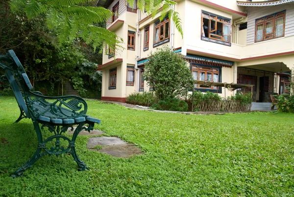 Komfortowy hotel z zielonym parkiem — Zdjęcie stockowe