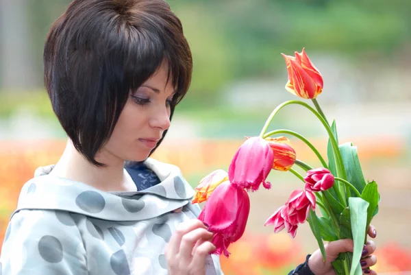 Chica bonita con tulipanes —  Fotos de Stock