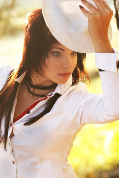 Mooi meisje in de witte hoed — Stockfoto