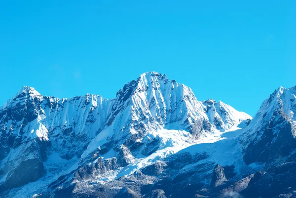 Wysokie góry, pokryte przez śnieg. — Zdjęcie stockowe
