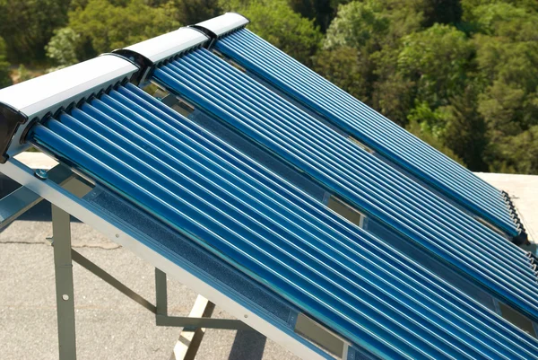 Vakumlu güneş enerjili su ısıtma sistemi — Stok fotoğraf