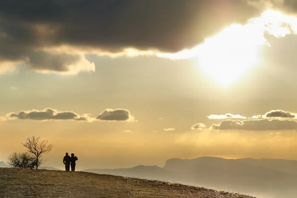 Couple on the hill. — Stock Photo, Image