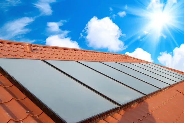 Сонячна система на даху — стокове фото