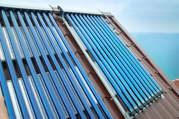 Вакуумная солнечная система нагрева воды — стоковое фото