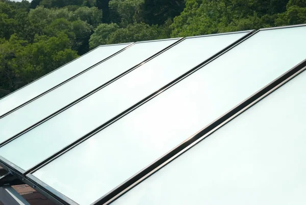 Сонячна система на даху — стокове фото