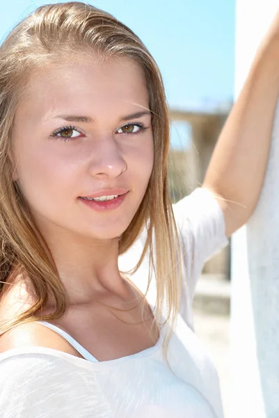 Schöne blonde Mädchen im Freien — Stockfoto