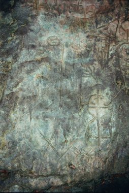 kaya resimleri ile bir duvar. Yaş 13-14 bin yaşında
