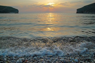 Sunset bulvarında denizin dalgaları ile.