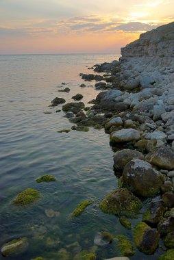 Sunset bulvarında denizin dalgaları ile.