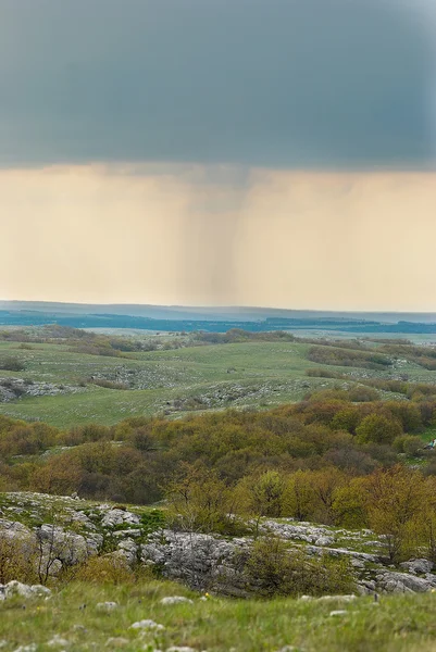 Deszcz na horyzoncie. Ukraina, Krym, karabi płaskowyżu. — Zdjęcie stockowe