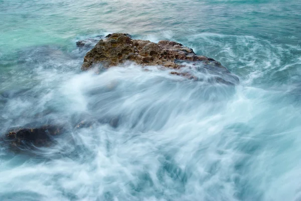Tempête, rocher près du rivage . — Photo