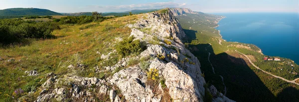 Blick vom Gipfel des Berges auf das Steile. Weitwinkelpanor — Stockfoto