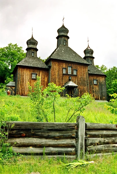 Chiesa di legno con la recinzione in legno . — Foto Stock