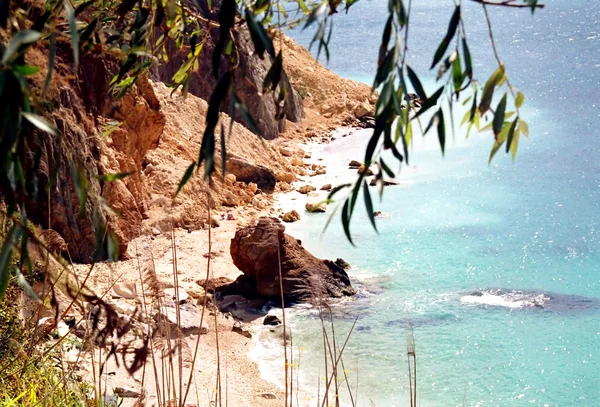 Côte et plage avec eau bleue — Photo