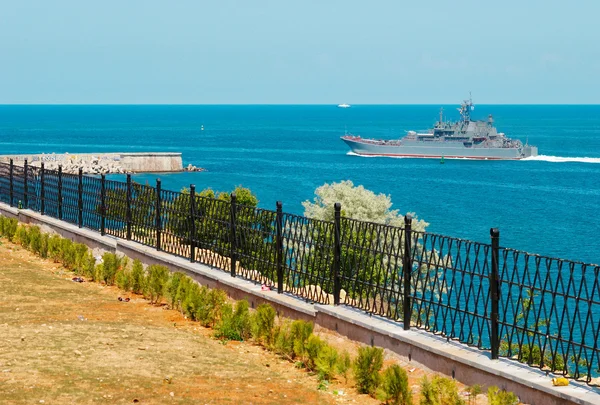 Russisches Kriegsschiff Verlässt Die Bucht — Stockfoto