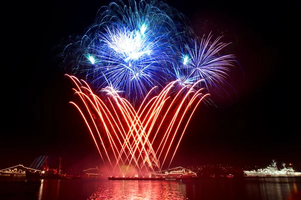 Salut, Feuerwerk über der Bucht. sewastopol. — Stockfoto