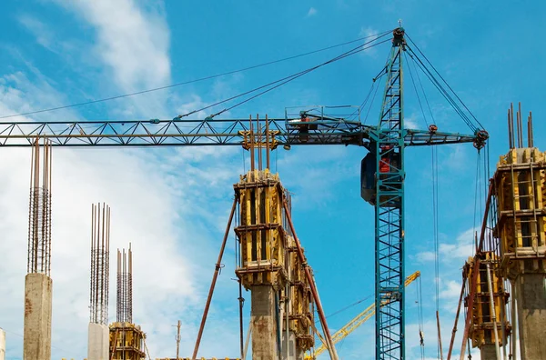 Building crane and the columns. — Stock Photo, Image