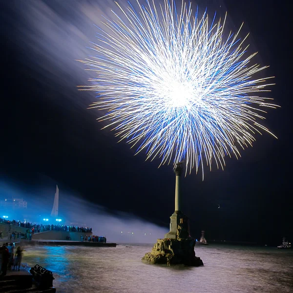 Hormat, kembang api di atas teluk. Sevastopol . — Stok Foto