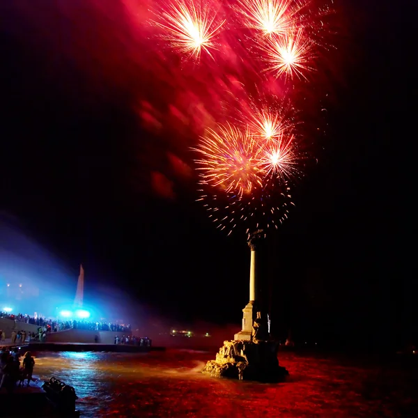 Pozdrawiać, fajerwerki nad zatoką. Sewastopol. — Zdjęcie stockowe