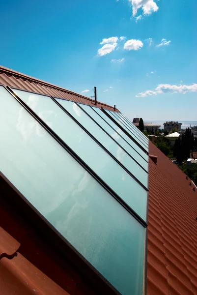 Сонячні панелі (геліосистема) на даху будинку . — стокове фото