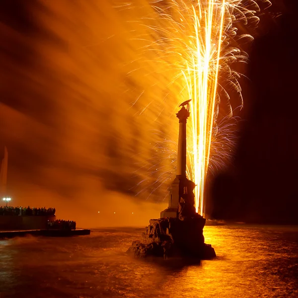Pozdrav, ohňostroje nad zátokou. Sevastopol. — Stock fotografie